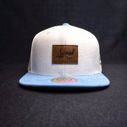 Pack Snapback Blanco-Celeste + Lente de Sol Bambú