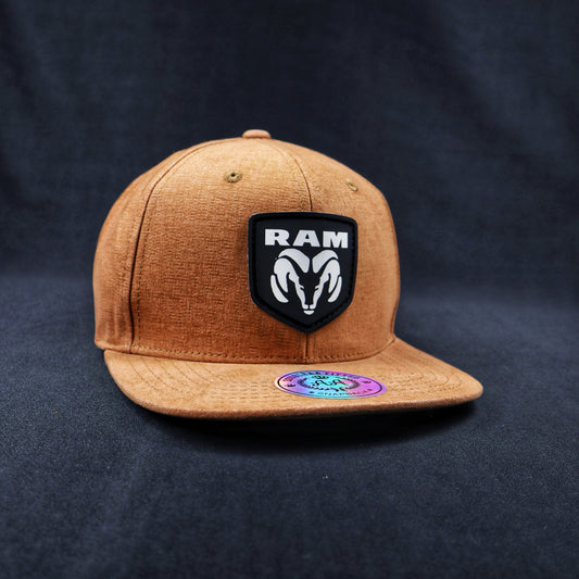 Pack | Snapback RAM Salmón + Lente Wayfarer Black Polarizado