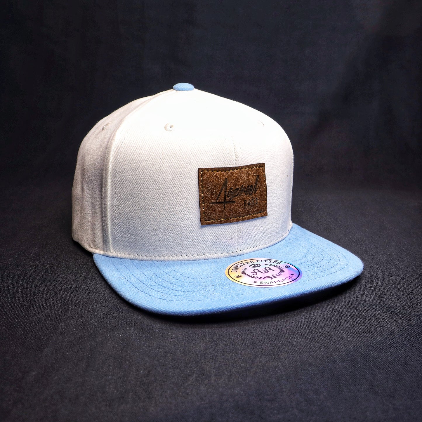 Pack Snapback Blanco-Celeste + Lente de Sol Bambú