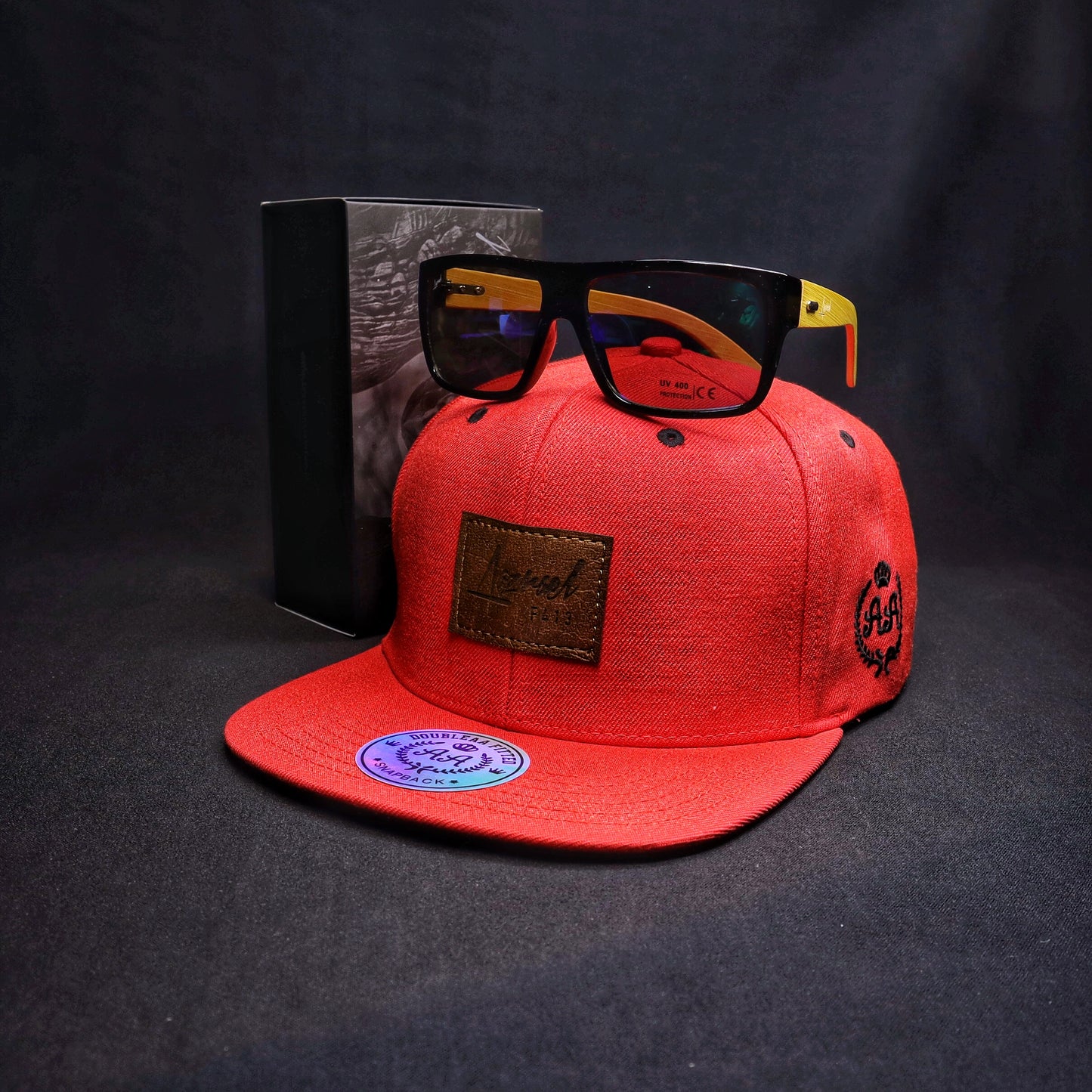 Pack Snapback Rojo Escarlata + Lente de Sol Bambú